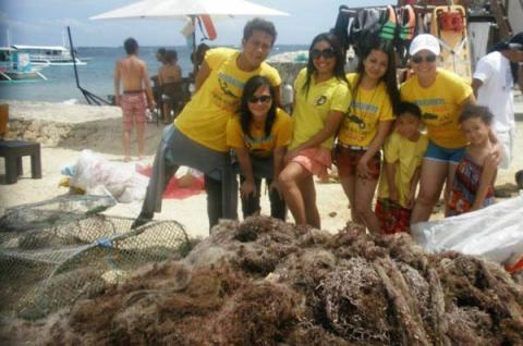 Participants posing beside this huge net that was retrieved off the shore of Punta Engaño