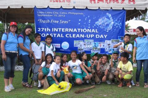 Girl scouts and boy scouts with their teachers at the Coastal Cleanup